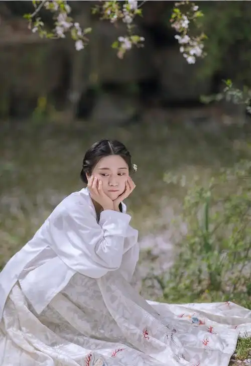 梨花树下的汉服小姐姐,浅色长裙素白衣衫,神似李子柒