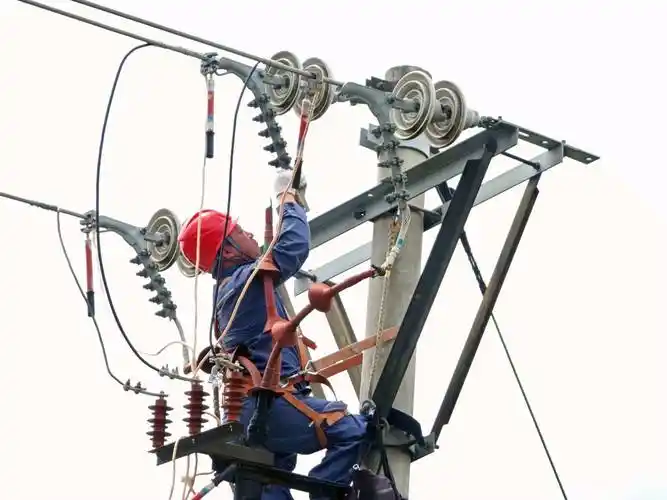 工作人员正在装设接地线 王进摄多彩贵州网讯(本网记者任端毅)8月1日