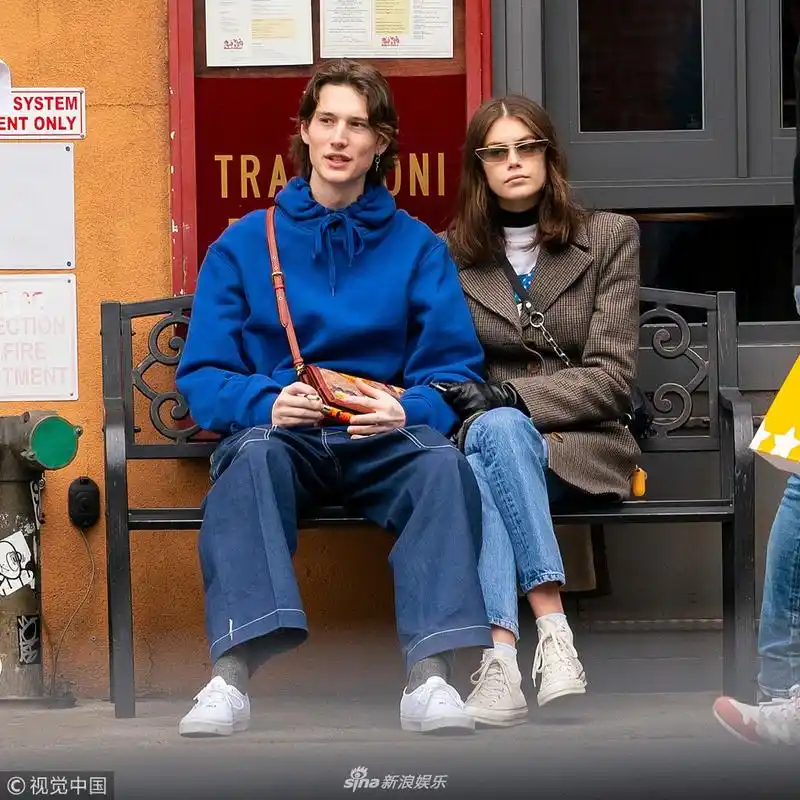 凯雅·杰柏紧挽鲜肉男友悠闲逛街 不时深情对视