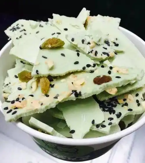 这家店店面虽小,但干净整洁,招牌是抹茶炒酸奶.