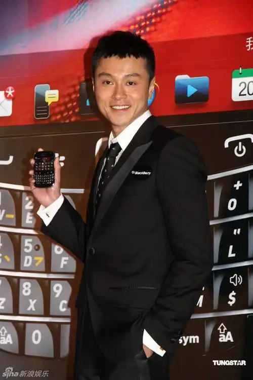 黄浩然陈法拉出席代言发布