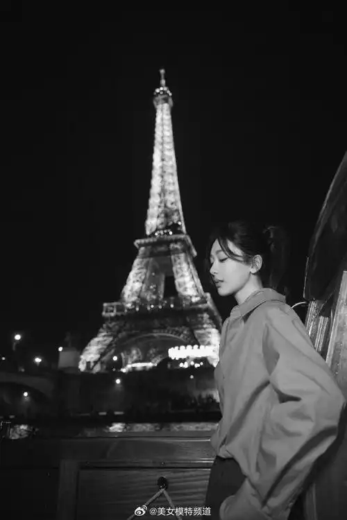 杨紫巴黎夜景街拍大片曝光合影埃菲尔铁塔一身红明艳动人