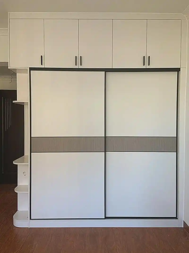 有粉丝想看衣柜推拉门效果,一种分体推拉门.另一种是一门到顶推拉门