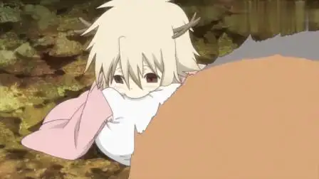 夏目友人帐:辰未盯上娘口三三的尾巴,狠狠地咬下去,想要吃掉它