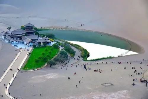 甘肃敦煌鸣沙山月牙湾