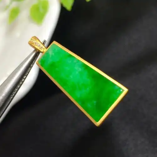 翡翠辣绿方牌吊坠 18k金镶嵌 颜色辣绿 底子细腻 缅甸老坑料