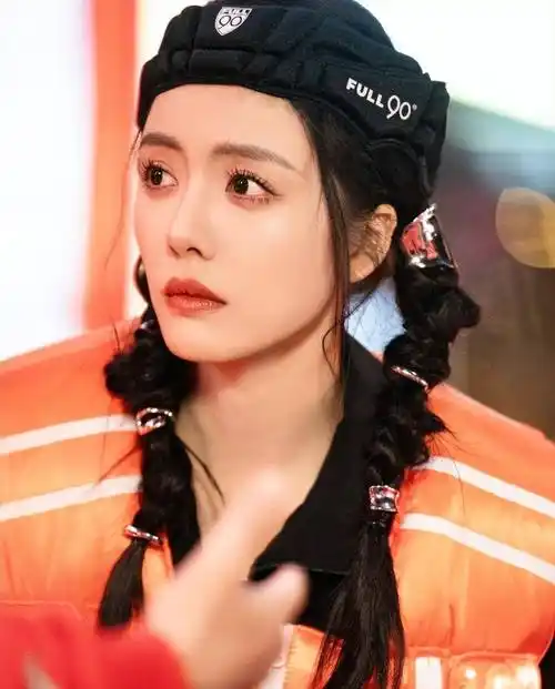 原创蔡文静的衣服四个季度全都穿上了这算是新潮流吗