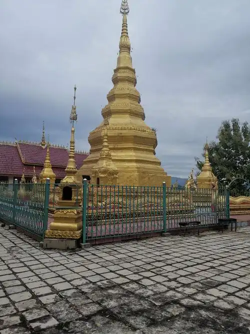 西双版纳大勐龙的曼飞龙白塔和塔龙布兰黑塔.