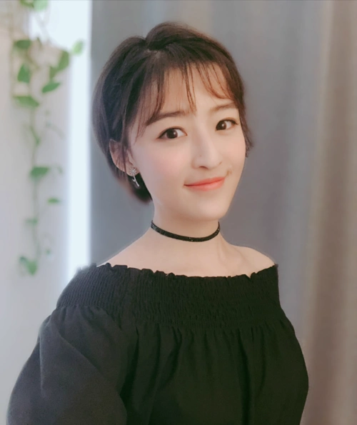 央视体育美女主持人杨茗茗太过精致的五官兼具美貌与幽默