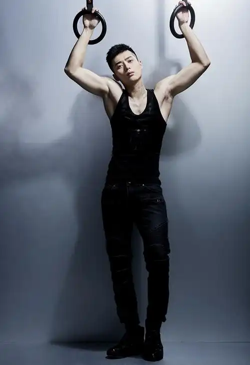 韩承羽玩吊环秀完美肌肉线条