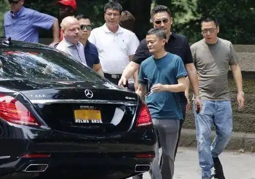 赵薇老公黄有龙变身马云"头号小跟班",网友:这大腿抱的可真牢