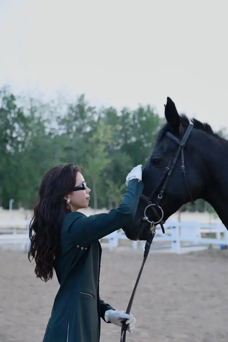 开了马术俱乐部已经两个多月啦 每天都在认真骑马98 不仅比去年瘦了