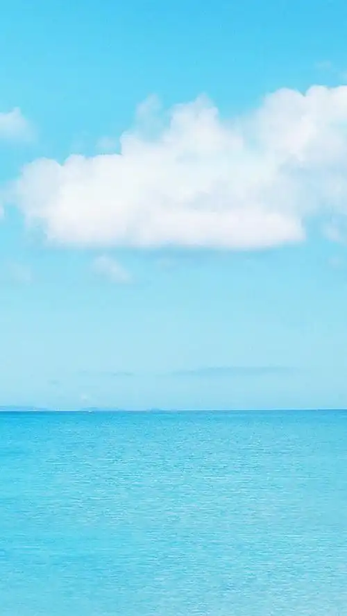 清新的一望无际的平静的海面手机壁纸