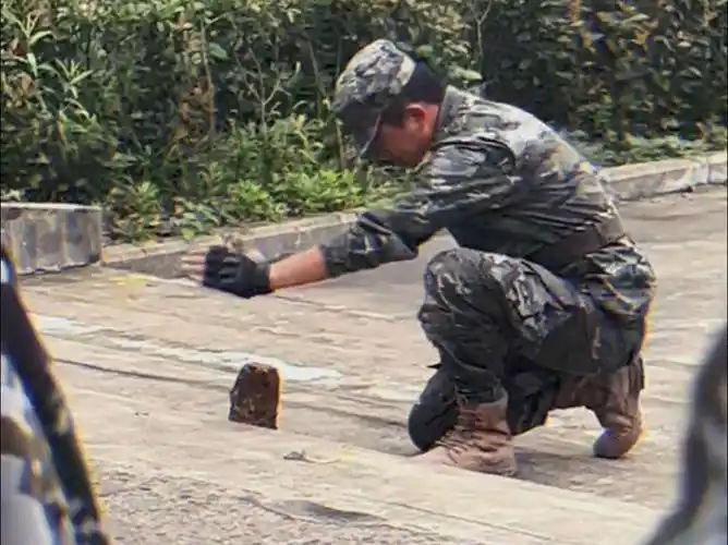 武警徒手劈砖