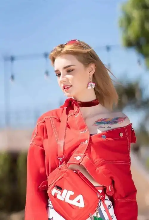 而不少网友在看到jessie的写真照后