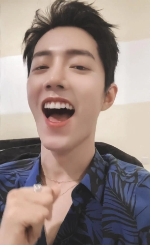 肖战自黑引围观对镜头笑场兔牙成亮点