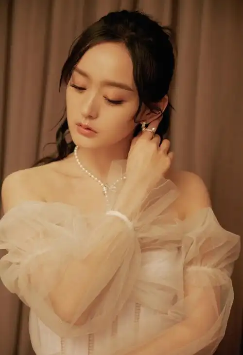 美女明星:何泓姗