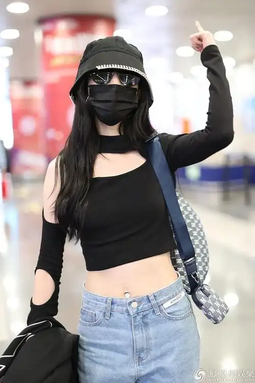 33岁张俪素颜包裹严实靠小蛮腰抢镜大秀镶钻肚脐钉个性十足