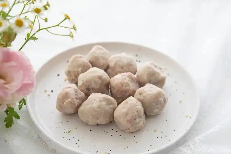 泉州人将芋头和咸饭碰撞出芋头饭……传统肉丸子加上在地的芋丁,居然