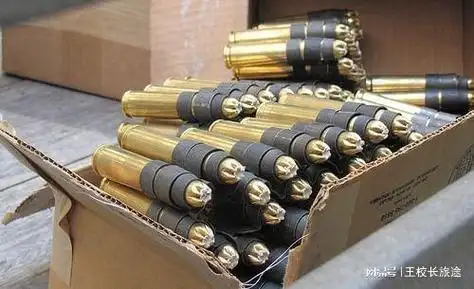 空包弹是一种只有弹壳和底火的弹药,由于没有弹头,它的确跟正常弹药不