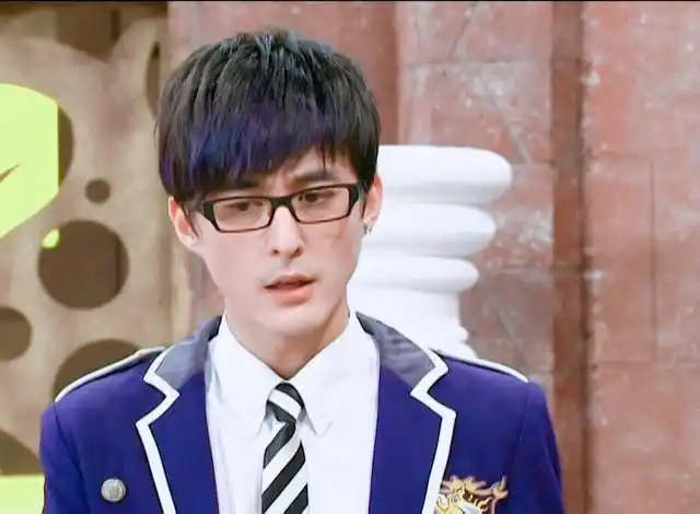 萌学园素材抱图关注