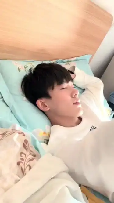 怎么刚起床就又拉着我睡觉论有一个黏人的男朋友是什么感觉