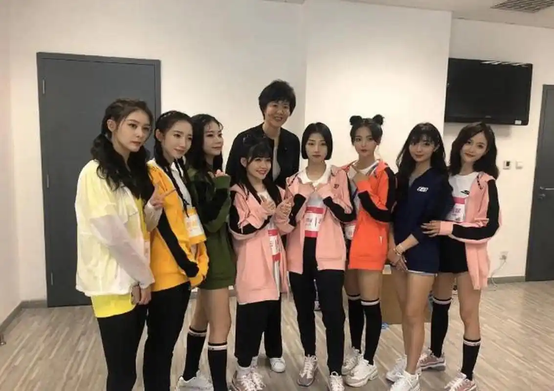 火箭少女101与女排教练郎平同框合照