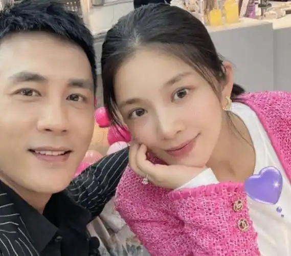 原创王灿晒女儿游泳照小蛋饺继承杜淳长腿基因小手小脚肉嘟嘟