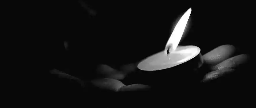 今日为逝者默哀向烈士致敬