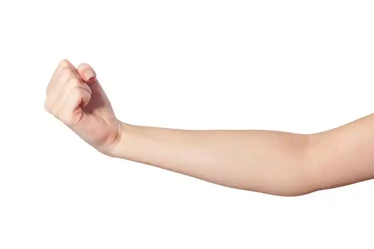 白色的背景上伸出一只握着拳的手臂