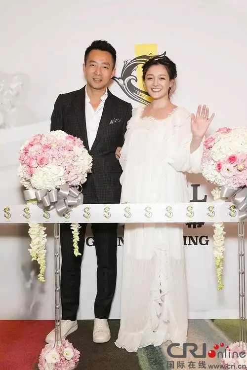 大s为老公庆生晒出与老公汪小菲甜蜜亲吻照