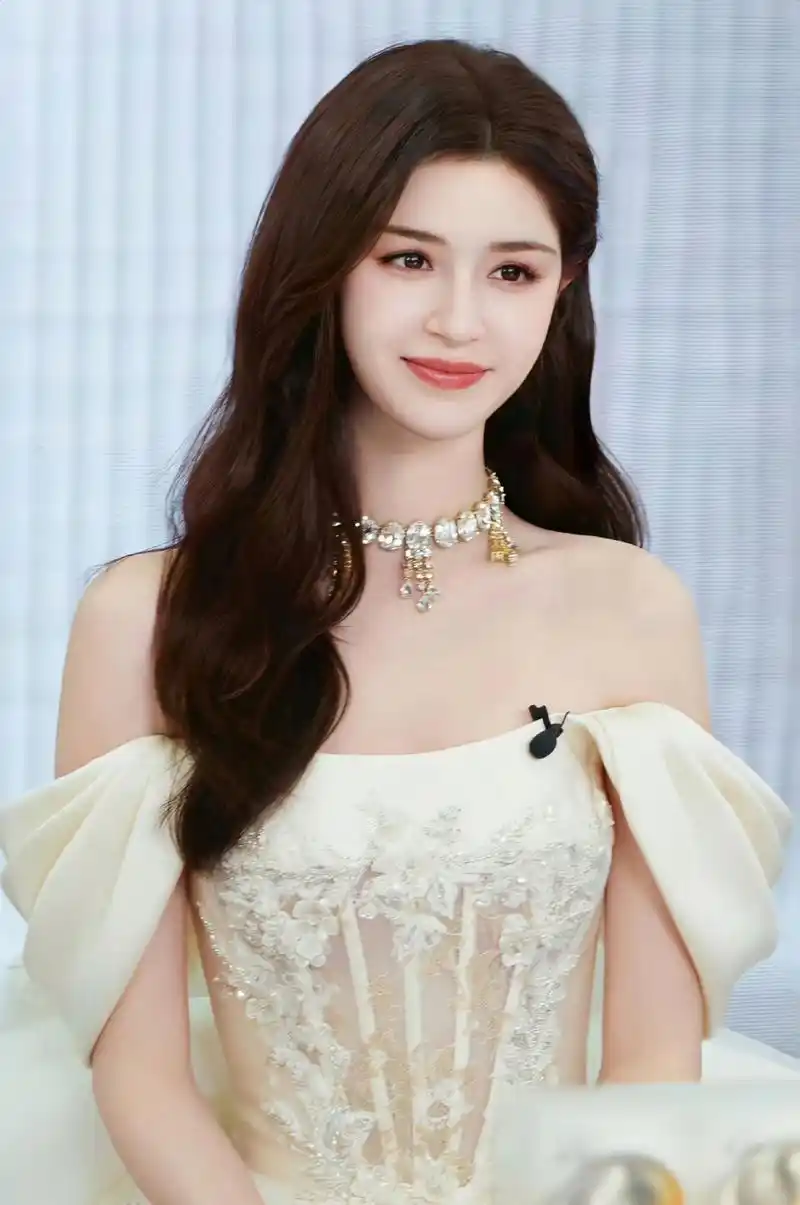 新疆美女哈妮克孜,绝美长裙下的纯净灵魂?