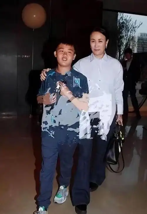 那英儿子高兴:被父亲抛弃留下阴影,母亲再婚后继父待他如亲儿子