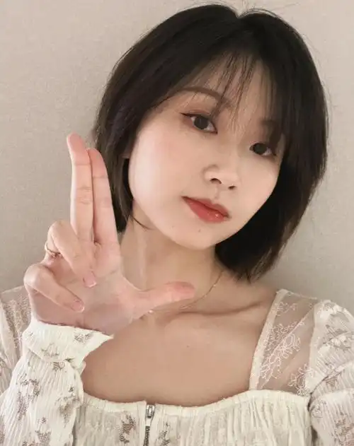 解说米勒妻子小珠桃子晒照:这颜值绝不止于b !