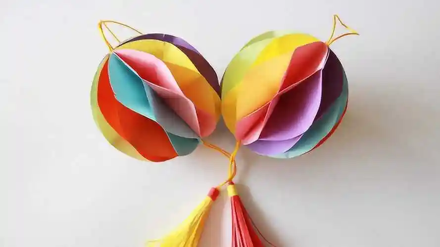 手工折纸精美的蜂窝球灯笼,制作方法很简单,几张纸在家就可以做