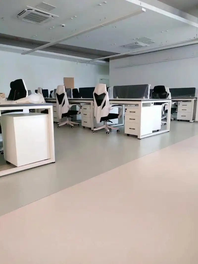 办公地面铺设pvc地板打造不一样的实尚空间  办公室装修铺设什么地板
