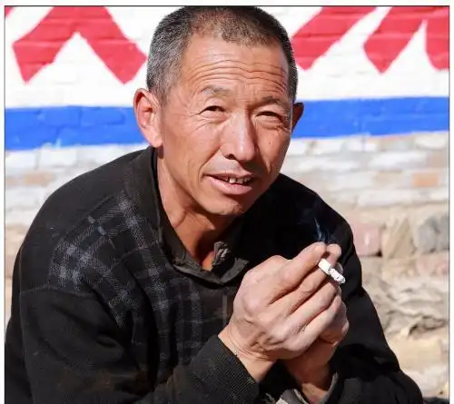 60岁的老大爷娶了年轻寡妇不到一月离婚原因是他满足不了她