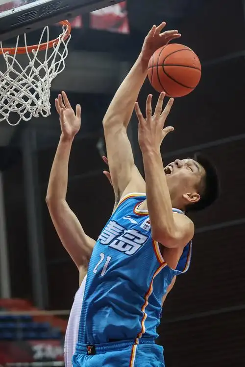 2月5日,青岛每日优鲜队球员刘传兴在比赛中拼抢篮板球.