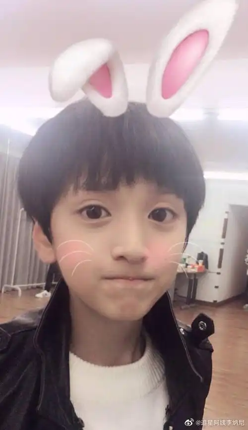 严浩翔初中打篮球旧照