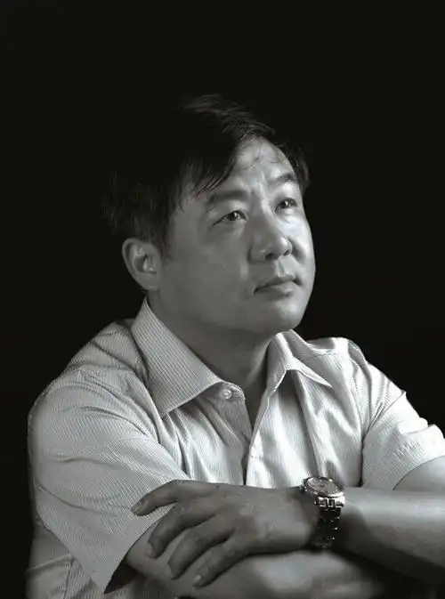 >刘畅,原籍江西鄱阳人,1966年出生于江西景德镇,中国陶瓷艺术设计大师