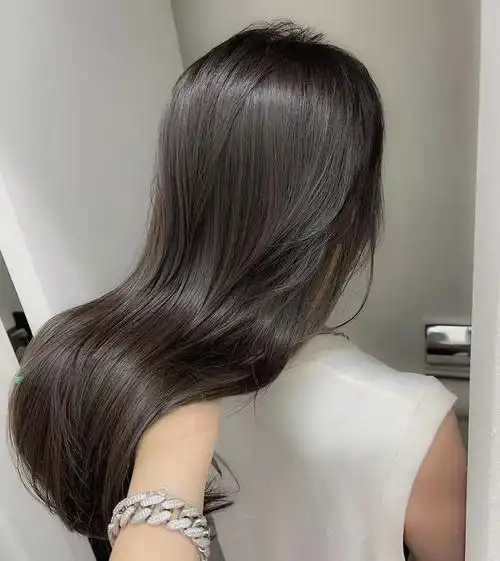 从上面对冷棕色的分析来看,这种颜色就不属于老气的发色,而是一种时尚