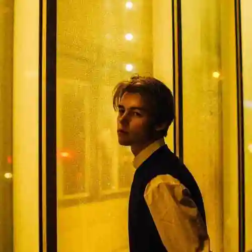 乌克兰帅哥「撞脸年轻莱昂纳多」,换黑衣「散发忧郁气质」更无敌_电影