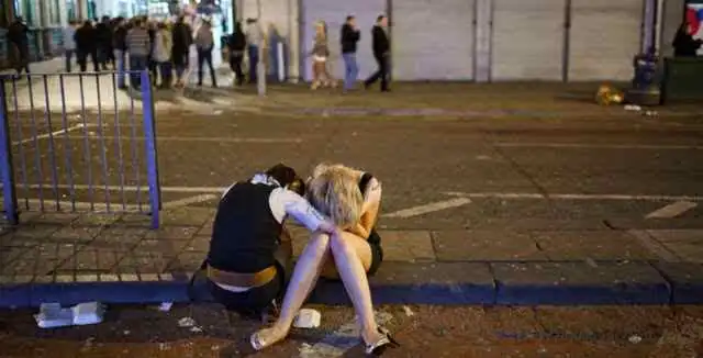 美女爱狂欢:酒醉出丑丢钱包,被"捡尸"悔不当初