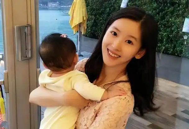 章泽天的睿智,让她在事业,婚姻与家庭三重舞台上,皆成为胜者.