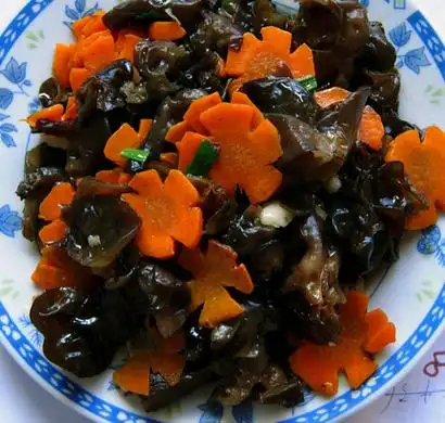 p>胡萝卜炒木耳是一道由胡萝卜,水发木耳等食材制成的美食. /p>