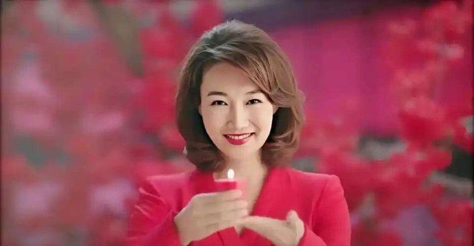 原创43岁央视主播李梓萌侧颜美到出框年轻时更加出众神似张曼玉