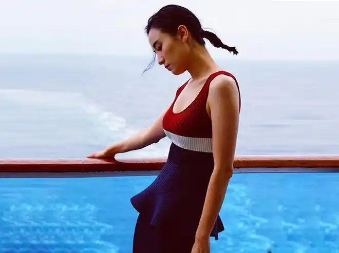 宋佳在国外拍大片穿针织长裙秀曲线美侧身状态羡煞旁人