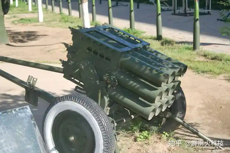 我们可以看见俄罗斯军队使用bm30龙卷风火箭炮和bm21冰雹火箭炮,对