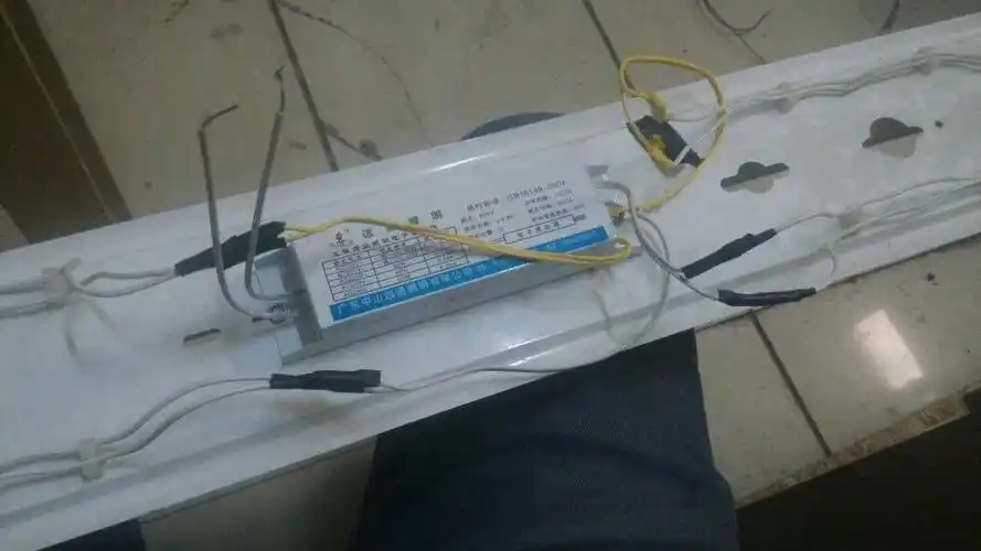 电子镇流器一拖二 两根黄线接了一个灯管两头 两根白线接了另一个灯管