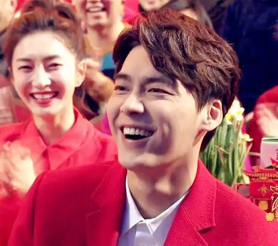 也许是李易峰穿红色好看,自然笑容也更加明亮了,笑起来如同春暖花开